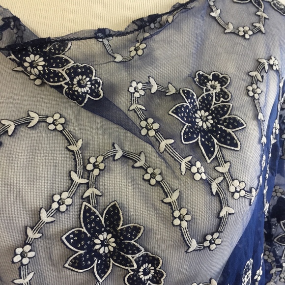 Glamorous Shawl/Poncho/Wrap - Picture 3 of 3